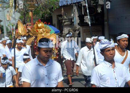 Ein Hindu Tempel Prozession, zu Fuß durch die Straßen von Ubud, Bali, Indonesien. Stockfoto