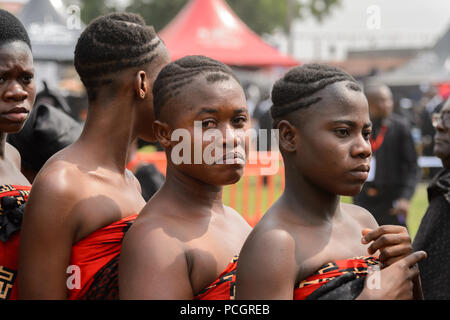 KUMASI, GHANA - Jan 16, 2017: Unbekannter Kumasi Einwohner an der Gedenkfeier der Königin Mutter der Asante Reich gewidmeten Stockfoto