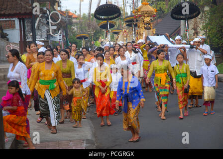 Ein Hindu Tempel Prozession, zu Fuß durch die Straßen von Ubud, Bali, Indonesien. Stockfoto