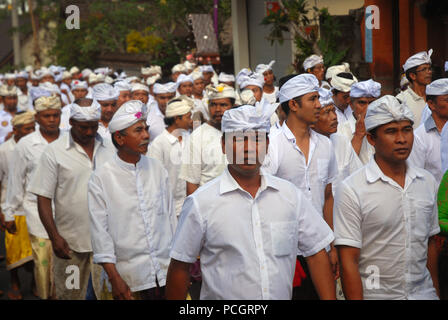 Ein Hindu Tempel Prozession, zu Fuß durch die Straßen von Ubud, Bali, Indonesien. Stockfoto