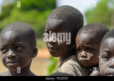 TAMBERMA VIL, TOGO - Jan 13, 2017: Unbekannter Tammari Kinder im Dorf. Tammaris sind ethnische Gruppe von Togo und Benin Stockfoto