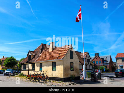 Dänische Flagge fliegt über waterfront Informationsbüro im Dragør Fischerdorf in der Nähe von Kopenhagen in Dänemark nur eines der vielen gut erhaltenen historischen Stockfoto