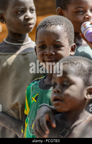 TAMBERMA VIL, TOGO - Jan 13, 2017: Unbekannter Tammari Kinder im Dorf. Tammaris sind ethnische Gruppe von Togo und Benin Stockfoto