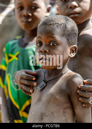 TAMBERMA VIL, TOGO - Jan 13, 2017: Unbekannter Tammari Kinder im Dorf. Tammaris sind ethnische Gruppe von Togo und Benin Stockfoto