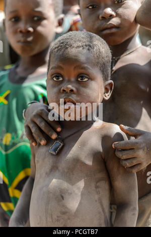 TAMBERMA VIL, TOGO - Jan 13, 2017: Unbekannter Tammari Kinder im Dorf. Tammaris sind ethnische Gruppe von Togo und Benin Stockfoto