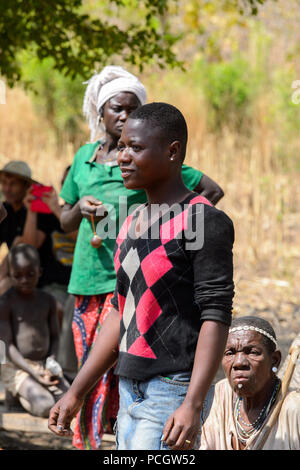 TAMBERMA VIL, TOGO - Jan 13, 2017: Unbekannter Tammari im Dorf. Tammaris sind ethnische Gruppe von Togo und Benin Stockfoto