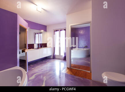 Interieur, neues Haus, ein komfortables Badezimmer mit Sauna Stockfoto