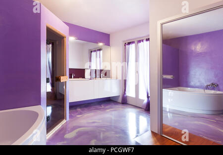 Interieur, neues Haus, ein komfortables Badezimmer mit Sauna Stockfoto