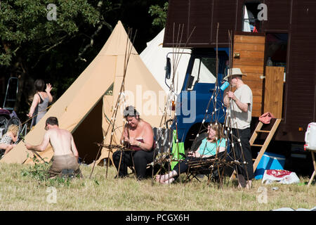 Newport, Wales - 23 Aug 14: Willow Weberei Vorbereitung Unterwegs am 14. August 2016 Im Green Gathering Festival Stockfoto