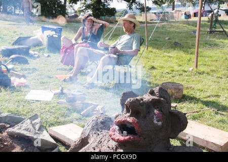 Newport, Wales - 23 Aug 14: Paar Rest als ihre frisch zubereiteten troll Erde Backofen trocknet durch seine ersten Backen am 14. August 2015 an die Grüne sammeln Festiv Stockfoto