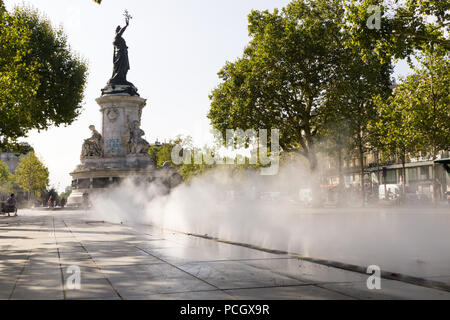 Paris Place de la Republique - Wasser Dampf aus einem Brunnen auf dem Place de la Republique in Paris, Frankreich, Europa. Stockfoto