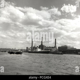 1950er Jahre, historische, Aussicht auf die Themse von Deptford Power Station, Deptford, London, auf der rechten Seite ist Borthwick Wharf, Fleisch verarbeitenden Fabrik. Stockfoto