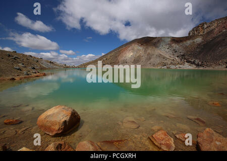 Entlang der Tongariro Alpine Crossing: Emerald Lakes Stockfoto