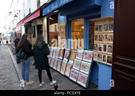 Alte Kunstdrucke zum Verkauf in Montmartre Galerie. Touristen sind auf Gemälden dargestellt für den Verkauf in Paris, Frankreich Stockfoto