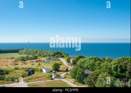 Blick vom neuen Leuchtturm am Kap Arkona von der Ostsee und dem Licht Leuchtfeuer Ranzow mit der NVA naval Bunker, Putgarten, Rügen, Mecklenburg-Vorpommern Stockfoto