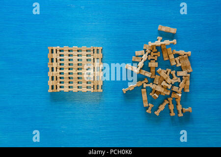 Details eines Holz- kinder Designer auf einem blauen Hintergrund, Puzzle aus Holz- Elemente. Spielzeug für die Entwicklung der motorischen Fähigkeiten des Denkens und Desig Stockfoto