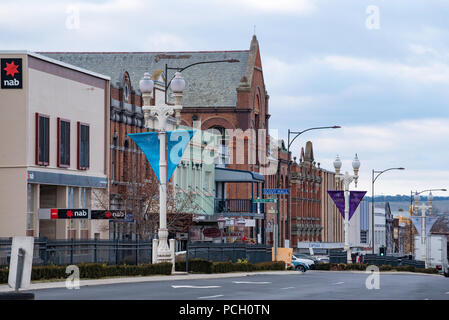 Ein Blick hinunter Wiliam St Bathurst, New South Wales an der Box wie der Nab Bank Gebäude, der mehr Grand multi-Geschichte 1898 Föderation TAFE Ziegelgebäude Stockfoto