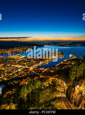 Nacht Blick vom Fløyen auf Bergen, Norwegen Stockfoto