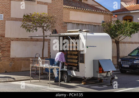 Mobile Food Vendor, Markttag in der kleinen ländlichen Stadt in Spanien, April 2018, Oria Almeria Andalucia Spanien Stockfoto