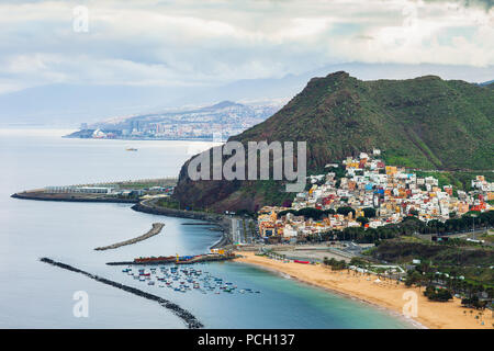 Blick von oben auf den Strand Las Teresitas in Teneriffa, Spanien, Kanarische Inseln. Reiseziel Konzept erkunden. Sommerurlaub Stockfoto