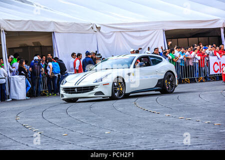 Mexiko City, Mexiko - 08 Juli, 2015: Ferrari FF, Teil des Ferraris Car Parade bei der Scuderia Ferrari Straße Demo von Telcel - ad infinitum. Stockfoto