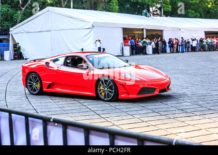 Mexiko City, Mexiko - 08 Juli, 2015: Ferrari 430 Scuderia, Teil der Ferraris Car Parade bei der Scuderia Ferrari Straße Demo von Telcel - ad infinitum. Stockfoto