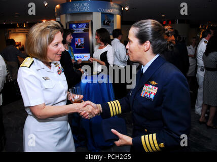 - (3. August 2009) - Hintere Adm. Robin Braun, kommandierender Offizier, Navy Recruiting Befehl, Links, grüßt Küstenwache Kapitän Lori Mathieu, rechts, kommandierender Offizier, Coast Guard Recruiting Befehl, bei der Premiere des Militärischen Channel auf See mini-Serie, an der Navy Memorial statt. Stockfoto
