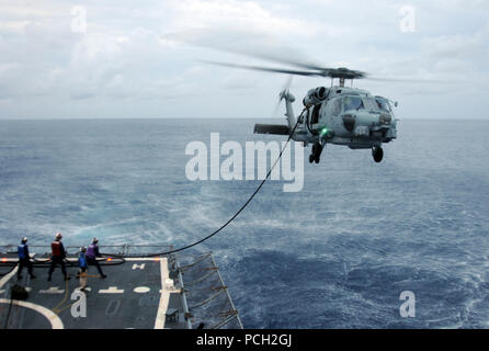 Atlantischer Ozean (31. Juli, 2013) Einem MH-60R Sea Hawk Hubschrauber von den Spartans der Hubschrauber Maritime Strike Squadron (HSM) 70 führt ein Heli im Flug an Bord der geführte Anti-raketen-Zerstörer USS Roosevelt (DDG80). Roosevelt ist die Teilnahme an der George H.W. Bush Gruppe Segel, das Schiff für die kommende Bereitstellung weiter vorbereiten. Stockfoto