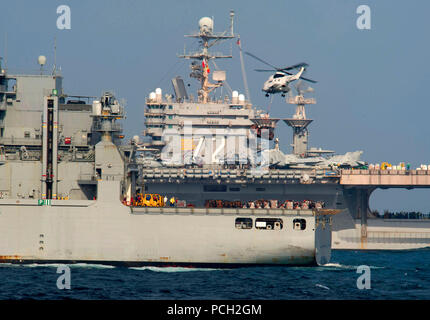 SOUTH CHINA SEA (Jan. 4, 2012) Eine AS332 Super Puma Helikopter der militärischen Sealift Command Dry Cargo und Munition ship USNS Carl Brashear (T-AKE 7) fliegt die Versorgung der Nimitz-Klasse Flugzeugträger USS Abraham Lincoln (CVN 72) während einer vertikalen Auffüllung auf See. Lincoln ist in der Siebten Flotte Verantwortungsbereich (AOR) als Teil der Bereitstellung zu den westlichen Pazifik und im Indischen Ozean auf dem Weg zur Fünften Flotte AOR. Stockfoto