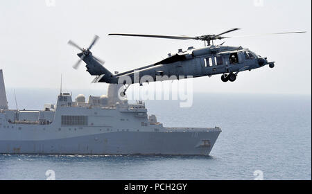 Arabische Meer (April 2, 2012) Eine MH-60S Sea Hawk Hubschrauber zum goldenen Falken von Hubschrauber Meer Combat Squadron (HSC) 12 bereitet an Bord der Nimitz zu Land zugewiesen - Klasse Flugzeugträger USS Abraham Lincoln (CVN 72) als amphibious Transport dock Schiff USS New Orleans LPD (18) Transite neben. Abraham Lincoln ist in die USA 5 Flotte Verantwortungsbereich Durchführung Maritime Security Operations eingesetzt, Theater Sicherheit Bemühungen um Zusammenarbeit und Unterstützung von Missionen im Rahmen der Operation Enduring Freedom. Stockfoto