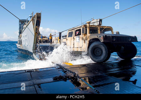 CORAL SEA (19. Juli 2017) Der Bootsmann Mate 3. Klasse Sirus Woodard leitet ein Humvee auf Landing Craft Utility (LCU) 1651 von der amphibious Transport dock Schiff USS Ashland (LSD 48) als Teil einer amphibischen Angriff während Talisman Sabre 17. Talisman Säbel ist eine Biennale USA - Australien bilaterale Übung gehalten weg von der Küste von Australien gedacht, um die Interoperabilität zu erreichen und den USA - Australien Bündnis stärken. Stockfoto