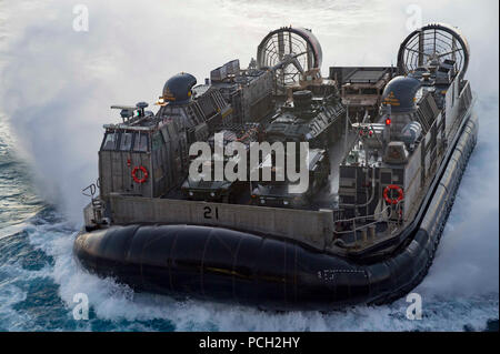 CORAL SEA (Aug. 8, 2017) Landing Craft Air Cushion 21, zu Naval Beach (NBU) 7, Ansätze der gut Deck des Amphibious Assault ship USS BONHOMME RICHARD (LHD6) während der Amphibischen integration Training zugeordnet. Bonhomme Richard ist Flaggschiff der expeditionary strike Group, die in Betrieb ist im Indo-Asia-pazifischen Region Partnerschaften zu verbessern und eine fertige Antwort für jede Art von Kontingenz. Stockfoto