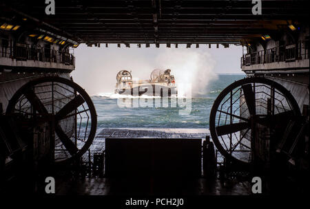 Atlantik (9. Juli 2017) - eine Landing Craft air cushion, zum Angriff Handwerk Einheit 4 zugewiesen wurde, nähert sich das Deck des Amphibious Assault ship USS Iwo Jima (LHD7). Iwo Jima ist unterwegs mit Amphibischen Squadron (PHIBRON) Vier und Der 26 Marine Expeditionary Unit (MEU) Durchführung von PHIBRON-MEU integrierte Ausbildung (PMINT) in Vorbereitung auf die bevorstehende Bereitstellung. Stockfoto