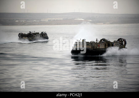 Ozean (21. Juni 2012) Landing Craft air cushion nähert sich dem welldeck des Amphibious Assault ship USS Makin Island (LHD 8) eine Ausrüstung offload zu unterstützen. Makin Island und Marines auf den 11 Marine Expeditionary Unit zugeordnet sind, die die US-Flotte 3 Bereich der Operationen eingesetzt. Stockfoto