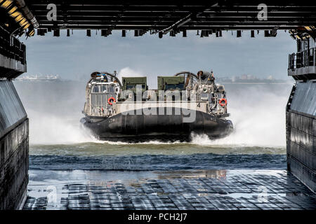 NORFOLK (Aug. 30, 2017) eine Landing Craft, Luftpolster in Angriff Craft Unit 4 zugeordneten betritt das Deck des Amphibious Assault ship USS Kearsarge (LHD3). Kearsarge ist onloading Personal, Ausrüstung und Material in Vorbereitung mit Katastrophenhilfe in Hurrikan Harvey zu unterstützen. Us-Militär Assets unterstützen die FEMA sowie staatliche und lokale Behörden in Rettungs- und Hilfsmaßnahmen. Stockfoto