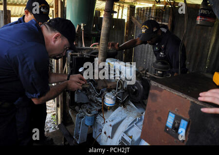 Master Chief Petty Officer Joseph Matteo behebt eine Kraftstoffpumpe auf einen Generator in Barotac Viejo Regional Hospital in Iloilo. Matteo und andere Segler auf die Engineering Abteilung zugewiesen an Bord der Nimitz-Klasse Flugzeugträger USS Ronald Reagan haben Inspektion, Fehlersuche und Reparatur von Generatoren in Krankenhäusern brauchen sauberes Wasser und Strom nach Taifun Fengshen zerstört wurde. Auf Antrag der Regierung der Republik der Philippinen, Ronald Reagan ist vor der Küste von Panay Island die Bereitstellung humanitärer Hilfe und Katastrophenhilfe. Ronald Reagan und anderen U.S. Navy shi Stockfoto