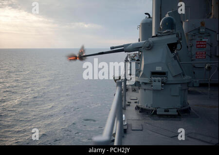 ARABIAN GULF (Jan. 27, 2012) Eine MK 38 MOD 2 25 mm Maschinengewehr System an Bord der Amphibischen dock Landung Schiff USS Pearl Harbor (LSD 52) Brände runden während einer Live-fire Übung. Pearl Harbor und schiffte sich Marines zugeordnet. bis 11 Marine Expeditionary Unit (11 MEU) werden als Teil der Makin Island Amphibious Ready Gruppe implementiert und unterstützt die Maritime Security Operations und Theater Sicherheit Zusammenarbeit in den USA 5 Flotte Verantwortungsbereich. Stockfoto