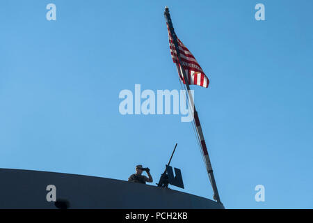 5. Flotte FLÄCHE VON OPERATIONEN (31. 17, 2017) ein Marine die Marine Expeditionary Unit (MEU) 15, steht watchs auf dem Bug des San Antonia-Klasse amphibious Transport dock Schiff USS San Diego LPD (22). San Diego, mit der begonnen 15 Marine Expeditionary Unit, ist in die USA 5 Flotte Bereich für Maßnahmen zur Erhöhung der Sicherheit im Seeverkehr im Einsatz Verbündeten und Partnern zu beruhigen und der Freiheit der Schiffahrt und des freien Handels in der Region erhalten. Stockfoto