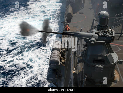 Pazifik (13. Juni 2017) eine Markierung 38 Mod 2 25 mm Maschinengewehr ist während einer Live-fire Übung an Bord der Arleigh Burke gefeuert - Klasse geführte Anti-raketen-Zerstörer USS Howard (DDG83). Das Schiff ist mit der nimitz Carrier Strike Group unterwegs auf einem geplanten Einsatz der westlichen Pazifik und im Indischen Ozean. Stockfoto