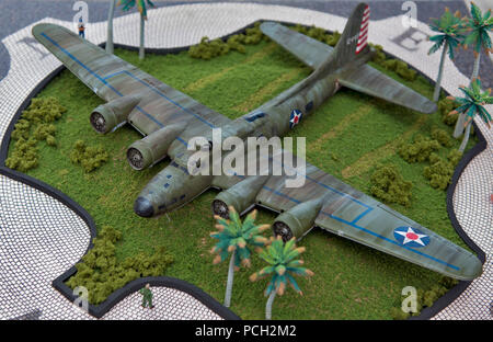 PEARL HARBOR (April 10, 2013) eine Miniatur Modell der Boeing B-17 E Flying Fortress, die gemeinhin als den Sumpf Ghost, zeigt eine Nachahmung des planeХs absturzstelle als Teile der ursprünglichen Ebene ankommen zu Pacific Aviation Museum auf Ford Island, Joint Base Pearl Harbor-Hickam. Bei japanischen Truppen während des Zweiten Weltkrieges im Jahre 1942, war das Flugzeug erholt und von Papua Neu Guinea transportiert und geplant ist Teil einer Ausstellung im Museum. Stockfoto