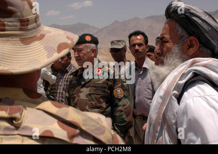 (Kabul, Afghanistan) eine Koalition Trainer erklärt Taktiken für die Mitglieder des Parlaments, verschiedene Vertreter der Provinz und der konsolidierten Fielding Center Führung während einer Kandak Validierung. Ein "kandak" Abschlussprüfung oder in diesem Fall eine Validierung ist der letzte Schritt vor dem Erreichen der Graduierung und verschifft wird, den Kampf gegen die Taliban zu verbinden. Mitglied des Europäischen Parlaments und verschiedener Provinz Vertreter anwesend waren für diese Validierung. Stockfoto