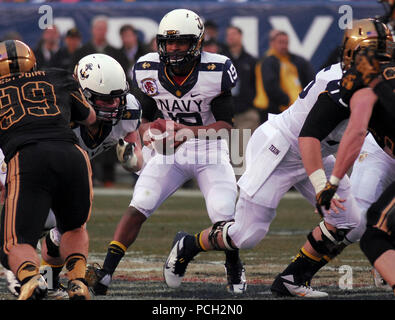 PHILADELPHIA (31. 8, 2012), U.S. Naval Academy quarterback Keenan Reynolds ges Armee Verteidiger während der 113 Army-Navy Fußballspiel am Lincoln Financial Field. Der Sieger des Spiels wird mit nach Hause nehmen der Commander in Chief's Trophy, der jährlich an den Sieger der Fußball-Wettbewerb unter den Service Akademien vorgelegt wird. Marine hat die letzten 10 Sitzungen zwischen den zwei Mannschaften gewonnen. Stockfoto