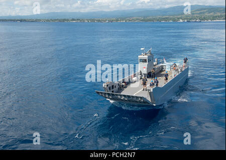 Salomonen (29 Juli 2013) - ein Neuseeland Landing Craft aus dem HEMIGRAMMUS Canterbury in die gut Dock dock Der amphibische Landung Schiff USS Pearl Harbor (LSD 52) vor der Küste der Salomonen während der Pacific Partnerschaft 2013. Arbeiten bei der Einladung von jedem Host Nation, U.S. Navy Kräfte werden von nicht-staatlichen Organisationen (NGOs) und regionalen Partnern, Australien, Kanada, Kolumbien, Frankreich, Japan, Malaysia, Singapur, Südkorea und Neuseeland maritime Sicherheit zu verbessern, die Durchführung humanitärer Hilfe und Katastrophenschutz stärken - Antwort vorbereitet. Stockfoto