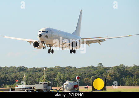 FORT WORTH, Texas (23. 5, 2016) ein P-8 Poseidon aus Naval Air Station Jacksonville, Florida, kommt an Naval Air Station Fort Worth gemeinsame Mindestreservebasis im Rahmen von Safe Haven Operationen als Reaktion auf den Hurrikan Matthew. Der Wirbelsturm droht einigen südostasiatischen Staaten, in denen Militärstützpunkte befinden. Stockfoto