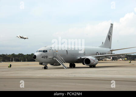 JACKSONVILLE, Fla. (Jan. 9, 2013) ein P-8A Poseidon auf dem Flug Zeile sitzt an der Naval Air Station Jacksonville als P-3C Orion Overhead. Stockfoto