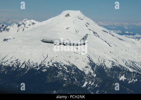 OAK Harbor, Washington (22. Mai 2017) ein P-8A Poseidon auf die 'Skinny Drachen' von Patrol Squadron (VP) 4 in der Nähe von Mount Baker während einer Übung fliegt zugeordnet. VP-4 ist an der Naval Air Station Whidbey Island, Calif stationiert, und wurde der erste P-8 geschwader an der Westküste nach einem erfolgreichen Übergang von der P-3C Orion Aircraft. Stockfoto