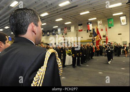 Eine peruanische Marineoffizier steht an Aufmerksamkeit bei einem Empfang auf der Amphibisches Schiff USS America (LHA 6) in Lima, Peru, Sept. 1, 2014. Das Amerika, das schiffte sich auf einer Mission Training mit Partner Nationen in Amerika durchzuführen, bevor die Berichterstattung zu seinem neuen Haus Hafen von San Diego. Das Amerika, wurde feierlich Okt. 11, 2014 in Betrieb genommen werden. Stockfoto