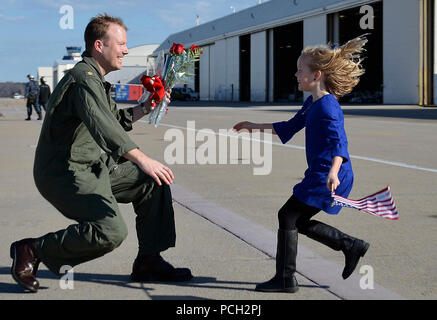 VIRGINIA BEACH, Virginia (31. 18, 2012) Lt.Cmdr. Pat Hart, zu Strike Fighter Squadron (VFA) 143, mit seiner Tochter während eines homecoming Feier für das Geschwader vereint zugewiesen ist. VFA-143, Teil der Carrier Air Wing (Cvw) 7, kehrt zu Naval Air Station Oceana nach einem sechsmonatigen Einsatz in den USA am 5. und 6 Flotte Verantwortungsbereiche Unterstützung der Operation Enduring Freedom, Maritime Security Operations und Theater Sicherheit Bemühungen um Zusammenarbeit. Stockfoto