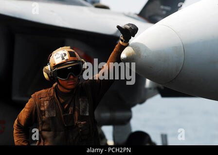 Meer (30. Juni 2011) ein Flugzeug Kapitän steht für den Flugbetrieb an Bord der Flugzeugträger USS Ronald Reagan (CVN 76). Ronald Reagan und Carrier Air Wing (Cvw) 14 werden in den USA 5 Flotte Verantwortungsbereich Durchführung schließen-Einsätze im Rahmen der Operation Enduring Freedom eingesetzt. Stockfoto
