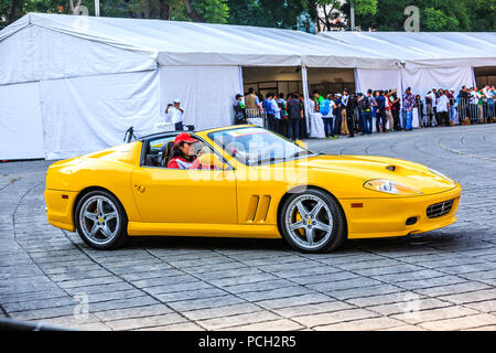 Mexiko City, Mexiko - 08 Juli, 2015: Ferrari 575M Superamerica, Teil der Ferraris Car Parade bei der Scuderia Ferrari Straße Demo von Telcel - ad infinitum. Stockfoto